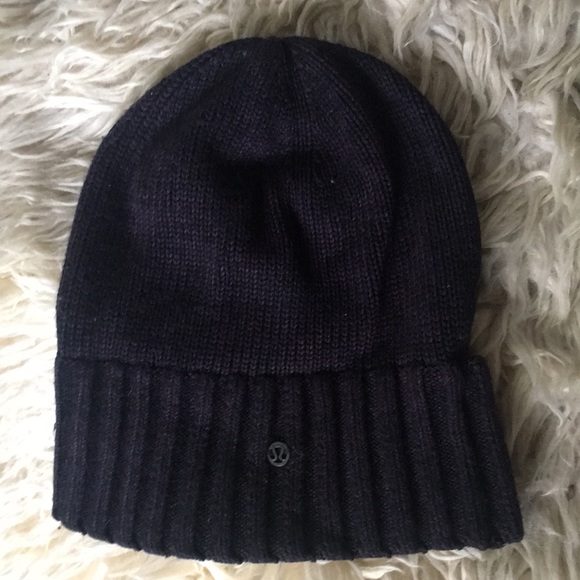 lululemon beanie with ponytail hole